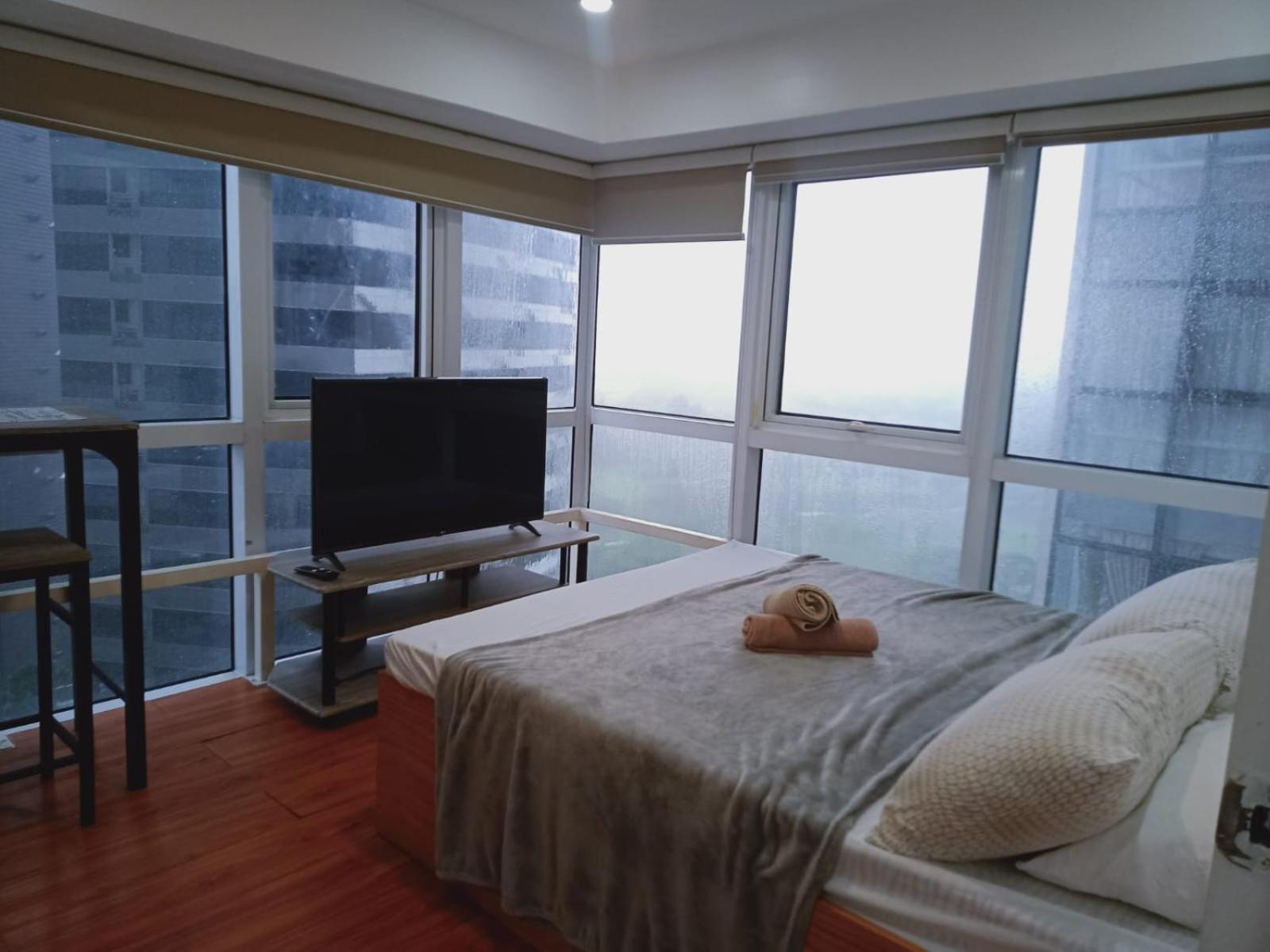 2 Bedrooms Units Forbes Area 5Th Avenue Bgc Center Manila Esterno foto